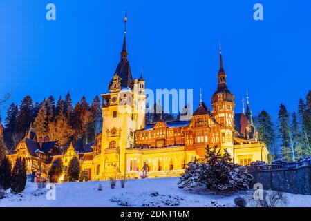 Peles castello in inverno. Sinaia, contea di Prahova, Romania. Foto Stock