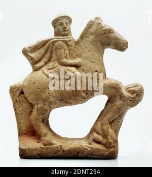 Cavaliere macedone su un nemico, Clay, premuto nella muffa, modellato a mano, sparato (ceramica), Clay, totale: Altezza: 11.8 cm, ceramica, Guerra, Equitazione (cavalleria), Cavalleria, truppe di Rider, Vittoria (conflitto armato), periodo repubblicano, periodo imperiale precoce, periodo imperiale medio, su una base piatta un pilota galoppato a destra. Il suo cavallo ha le gambe anteriori strappate in alto nell'aria. Sotto di essa un uomo si accoccolò sulle ginocchia. Nel prossimo momento gli zoccoli sembrano calpestare le spalle e calpestarlo completamente a terra. Foto Stock