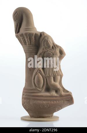 Athena-Neith su una lampada, in argilla, pressata nella forma, modellata a mano, totale: Altezza: 19,1 cm; larghezza: 9 cm; profondità: 6,4 cm, ceramica, illuminazione/lampade, ellenismo, una lampada da trasporto con corpo a forma di vasca si erge su una colonna contro la quale si appoggia una donna con scudo. La colonna stessa è coronata dalla testa di un cigno, che si affaccia da una capitale di piuma. La donna è probabilmente la dea Athena. Lei è in piedi lì con le gambe incrociate e il suo braccio braced in suo anca. Indossa solo un paio di chitone. Sotto il casco, i suoi capelli cadono sulle spalle in ricci di cavatappi rigogliosi. Foto Stock