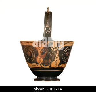 Kyathos (Dionysos e Sirens), argilla, tornita rapidamente, modellata a mano, dipinta (ceramica), cotta alternativamente, totale: Altezza: 15.4 cm; altezza: 8 cm ((tazza)); diametro museruola: 11.3 cm; diametro base: 5.4 cm, Ceramica, Storia di Bacco (Dioniso), archeologia tardo arcaica e moderna si riferisce a questo tipo di nave come kyathos, che consiste di una ciotola che si apre uniformemente in cima con un grande manico ad anello con una spina. I kyathos servivano come scoop per riempire la miscela vino-acqua dal recipiente di miscelazione in caraffe, tazze o tazze durante il simposio. Foto Stock