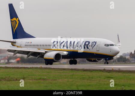 Aeroporto Southend di Londra, Essex, Regno Unito. 18 Dicembre 2020. Dopo aver cessato i voli dall'aeroporto di Southend a metà strada attraverso il secondo blocco COVID 19 Ryanair ha rilanciato oggi i servizi dall'aeroporto di Essex, nonostante l'area sia stata di livello 3 molto alto livello di allerta. La prima partenza è stata il volo delle 06:45 per Alicante in Spagna, con il volo di ritorno FR2185 (nella foto, tassare dopo l'atterraggio) che ha atterrato di nuovo alle 12:15 Foto Stock