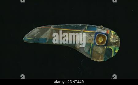 Frammento di vetro a mosaico, vetro, pressato, tagliato, totale: Altezza: 1.50 cm; larghezza: 4.30 cm, rivestimenti del pavimento, decorazione delle pareti, periodo imperiale precoce, il piccolo frammento di vetro mostra un disegno a croce di vetro trasparente. Al centro si trova un quadrato con un bordo blu, in cui si vede una piccola spirale gialla con un bordo rosso e bianco. Le aree trasversali sono verdi. Sul bordo inferiore è visibile un filo di vetro giallo e rosso. In epoca romana, il vetro colorato ornato veniva utilizzato per vasi, mosaici, decorazioni murali e ornamenti di mobili. Foto Stock