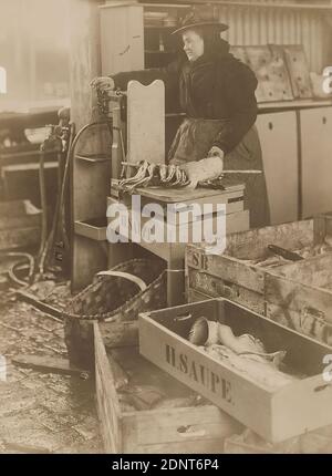 Anton Joachim Christian Bruhn, Sala d'asta del pesce, carta collodion, opaca, bianco e nero processo positivo, dimensione immagine: Altezza: 21.60 cm; larghezza: 16.00 cm, inscritto: Recto e sul cartone: In piombo: Fotografo, datazione, titolo, inscritto: verso e lasciato sul cartone: In inchiostro blu: A. Bruhn, Sala d'aste del pesce. 1908, fotografia artistica, fotografia ritratto, fotografia reportistica, ritratto a lunghezza intera, mercato, pesce (animali), acquisto e vendita, donna, peso (bilance), contenitore (carta, cartone): borsa, cartone, scatola Foto Stock