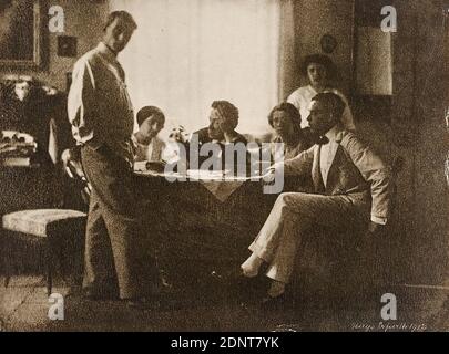 Hugo Erfurth, foto di gruppo di amici in studio, carta, stampa a olio, dimensioni immagine: Altezza: 16 cm; larghezza: 21,4 cm, firmata e datata, incisa sulla stampa: Hugo Erfurth 1912, timbro: verso al centro: In piombo: G, ritratti, ritratti di gruppo, interni, artisti, amici, ritratti, autoritratti di un artista, all'inizio del XX secolo Hugo Erfurth fu uno dei più famosi fotografi professionisti della Germania, insieme a Rudolph Dührkoop e Nicola Perscheid. Foto Stock