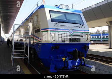 Tashkent, Uzbekistan. 17 Dicembre 2020. Una locomotiva elettrica si trova a Tashkent, Uzbekistan, 17 dicembre 2020. Giovedì l'Uzbekistan ha ricevuto la prima serie di quattro locomotive elettriche per impieghi gravosi e rispettose dell'ambiente dai suoi fornitori cinesi. L'Uzbekistan riceverà un totale di 30 locomotive elettriche dalla Cina, progettate sia per il trasporto di passeggeri che di merci, di cui 24 in base a un contratto del valore di 134 milioni di dollari USA firmato nel 2019 e altri sei acquistati all'inizio di quest'anno. Credit: Zafar Khalilov/Xinhua/Alamy Live News Foto Stock