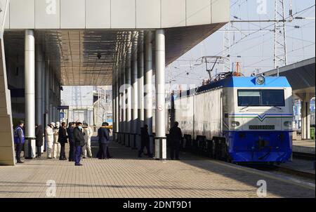 Tashkent, Uzbekistan. 17 Dicembre 2020. Una locomotiva elettrica si trova a Tashkent, Uzbekistan, 17 dicembre 2020. Giovedì l'Uzbekistan ha ricevuto la prima serie di quattro locomotive elettriche per impieghi gravosi e rispettose dell'ambiente dai suoi fornitori cinesi. L'Uzbekistan riceverà un totale di 30 locomotive elettriche dalla Cina, progettate sia per il trasporto di passeggeri che di merci, di cui 24 in base a un contratto del valore di 134 milioni di dollari USA firmato nel 2019 e altri sei acquistati all'inizio di quest'anno. Credit: Zafar Khalilov/Xinhua/Alamy Live News Foto Stock