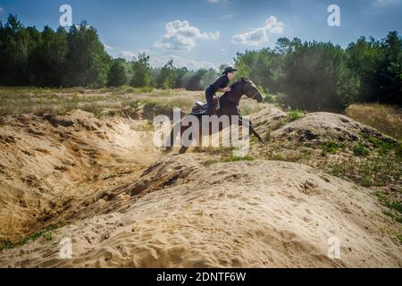 Uomo a cavallo in campagna, Polonia Foto Stock