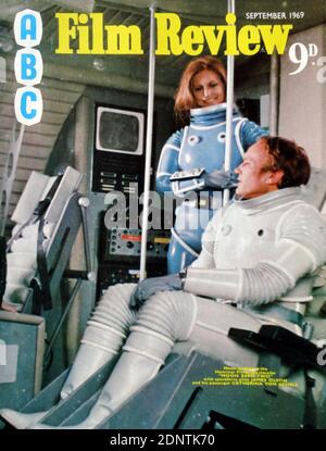 Copertina di ABC Film Preview con James Olson (1930-) e Catherine Schell (1944-) in 'Moon Zero Two'. Foto Stock