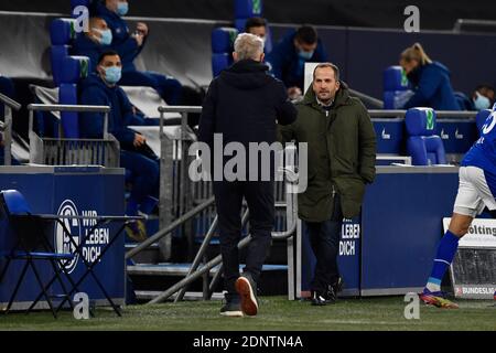 Da sinistra a destra Christian STREICH (pullman, FR), allenatore Manuel BAUM (GE), saluto, calcio 1. Bundesliga, 12° giorno, FC Schalke 04 (GE) - SC Freiburg (FR) 0: 2, il 16 dicembre 2020 a Gelsenkirchen/Germania. LE NORMATIVE DFL VIETANO QUALSIASI USO DI FOTOGRAFIE COME SEQUENZE DI IMMAGINI E/O QUASI-VIDEO.SOLO PER USO EDITORIALE. NESSUNA VENDITA SECONDARIA (RI-) ENTRO 48 ORE DOPO IL KICK-OFF. Solo per scopi giornalistici! Agenzie di stampa nazionali e internazionali NON RIVENDONO! | utilizzo in tutto il mondo Foto Stock