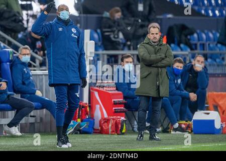 Co-coach NALDO (sinistra, GE) è osservato da Manuel BAUM (allenatore, GE), 1 ° calcio Bundesliga, 12 ° giorno di partita, FC Schalke 04 (GE) - SC Freiburg (FR) 0: 2, il 16 dicembre 2020 a Gelsenkirchen/Germania. LE NORMATIVE DFL VIETANO QUALSIASI USO DI FOTOGRAFIE COME SEQUENZE DI IMMAGINI E/O QUASI-VIDEO.SOLO PER USO EDITORIALE. NESSUNA VENDITA SECONDARIA (RI-) ENTRO 48 ORE DOPO IL KICK-OFF. Solo per scopi giornalistici! Agenzie di stampa nazionali e internazionali NON RIVENDONO! ¬ | utilizzo in tutto il mondo Foto Stock