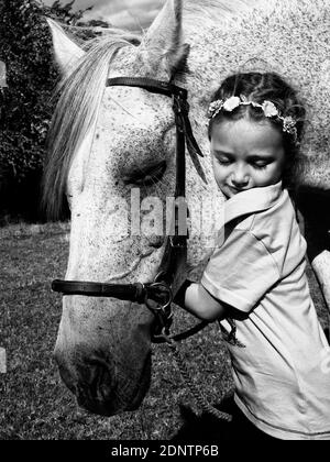 Ritratto di una ragazza felice che coccola il suo cavallo, Polonia Foto Stock