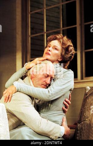 Charles Dance (James Tyrone), Jessica Lange (Mary Tyrone) nel LUNGO VIAGGIO DI GIORNO IN NOTTE di Eugene o'Neill al Lyric Theatre, Londra W1 21/11/2000 design: Simon Higlett illuminazione: Paul Pyant regista: Robin Phillips Foto Stock