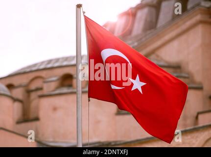 Bandiera della Turchia o bandiera turca su flagpole che si sventolano Via Istanbul al tramonto Foto Stock