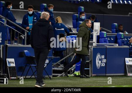 Da sinistra a destra Christian STREICH (pullman, FR), allenatore Manuel BAUM (GE) Calcio 1. Bundesliga, 12 ° giorno, FC Schalke 04 (GE) - SC Freiburg (FR) 0: 2, il 16 dicembre 2020 a Gelsenkirchen/Germania . LE NORMATIVE DFL VIETANO QUALSIASI USO DI FOTOGRAFIE COME SEQUENZE DI IMMAGINI E/O QUASI-VIDEO.SOLO PER USO EDITORIALE. NESSUNA VENDITA SECONDARIA (RI-) ENTRO 48 ORE DOPO IL KICK-OFF. Solo per scopi giornalistici! Agenzie di stampa nazionali e internazionali NON RIVENDONO! | utilizzo in tutto il mondo Foto Stock