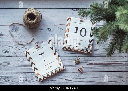 Vista dall'alto di due regali per un calendario dell'avvento successivo Alle decorazioni di Natale Foto Stock