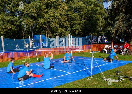 RIGA, LETTONIA. 31 agosto 2019. Uomini che giocano a pallavolo seduti. Foto Stock