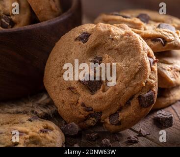 Primo piano di una pila di biscotti al cioccolato su un tavolo rustico in legno Foto Stock