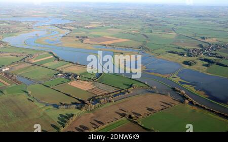 Vista aerea del fiume Derwent alluvione con alti livelli d'acqua nei campi di Ellerton, North Yorkshire Foto Stock