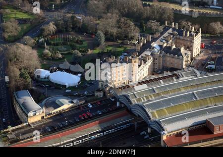 Vista aerea del Principal York Hotel presso la stazione ferroviaria di York, Regno Unito Foto Stock