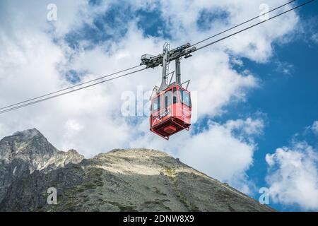 TATRANSKA LOMNICA, SLOVACCHIA, 2020 AGOSTO - cabina rossa di funivia da Skalnate pleso al picco Lomnicky Stit in alta Tatra montagne Foto Stock