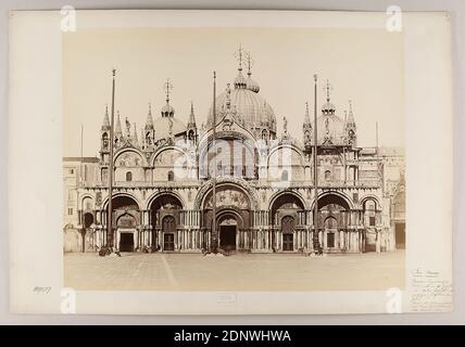 Carlo Naya, Venezia - Chiesa di S. Marco, 1892, carta albumina, cartone, processo positivo bianco e nero, dimensioni foglio: Altezza: 26.50 cm; larghezza: 35.00 cm, incisione con timbro: Sotto: Naya Fotografo, etichetta: verso: 2, Venezia, Chesa di S. Marco 10.°-12.°secolo, fotografia architettonica, fotografia di viaggio, architettura, esterno di una chiesa, facciata (edificio della chiesa), hist. Luogo, città, villaggio, edificio storico, località, strada Foto Stock