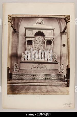 Carlo Naya, Venezia - Monumento di Tiziano nella Chiesa dei Frari di Zandomeneghi, 1892, carta albumina, cartone, processo positivo in bianco e nero, dimensioni del foglio: Altezza: 35.50 cm; larghezza: 27.00 cm, incisione con timbro: Sotto: Naya - fotografo, fotografia architettonica, fotografia di viaggio, monumento funebre, tomba, tomba, luogo della tomba, attrezzatura della chiesa, scultura, scultura, arte della scultura, interno di una chiesa Foto Stock