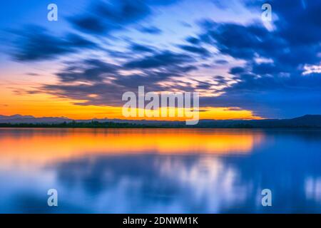 Crepuscolo con cielo nuvoloso ad Ammersee, Fuenfseenland, alta Baviera, Baviera, Germania, Europa Foto Stock