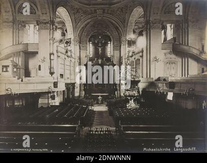 Georg Koppmann, Michaeliskirche, a navata dalla cartella commemorativa di San Michaelis, Staatliche Landesbildstelle Hamburg, collezione sulla storia della fotografia, carta in gelatina d'argento, processo positivo bianco e nero, dimensioni immagine: Altezza: 18 cm; larghezza: 24 cm, inscritto: Recto u.: Einbelichtet: G. KOPPMANN & Co. Amburgo, 1906, Chiesa di San Michele, navata centrale, fotografia architettonica, interno della chiesa, la cartella commemorativa di San Michele è l'ultimo di più di dieci portafogli di fotografie di Amburgo che Georg Koppmann dedicò alla sua città natale. Foto Stock