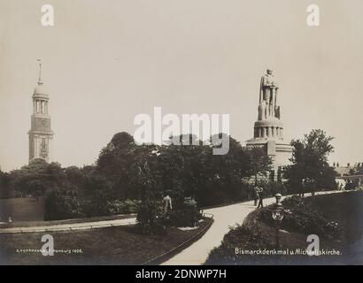 Georg Koppmann, Monumento di Bismarck e Chiesa di San Michele dalla cartella commemorativa di San Michele, Staatliche Landesbildstelle Amburgo, Collezione sulla storia della fotografia, carta in gelatina d'argento, processo positivo in bianco e nero, dimensioni immagine: Altezza: 18.1 cm; larghezza: 24 cm, iscrizione: Recto u.: Einbelichtet G. KOPMANN & Co. Amburgo 1906: Bismarck Monumento e Chiesa di San Michele, fotografia paesaggistica, fotografia architettonica, giardini e parchi, monumento, statua, torre della chiesa Foto Stock