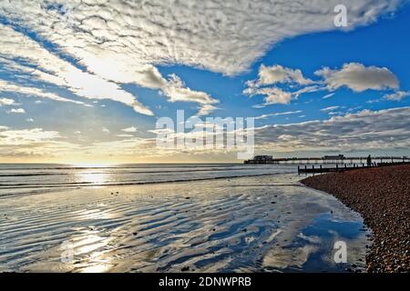 Il molo di Worthing contro un tramonto d'inverno drammatico e. Nuvole ovest Sussex Inghilterra Regno Unito Foto Stock