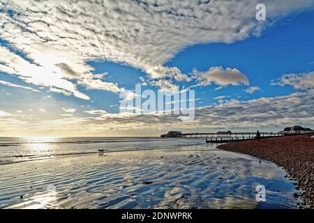 Il molo di Worthing contro un tramonto d'inverno drammatico e. Nuvole ovest Sussex Inghilterra Regno Unito Foto Stock