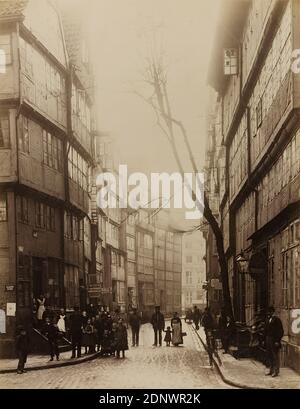 Georg Koppmann, Amburgo. Pickhuben visto dal centro storico Neuenweg, Staatliche Landesbildstelle Amburgo, collezione sulla storia della fotografia, carta albumina, bianco e nero processo positivo, dimensioni immagine: Altezza: 27.1 cm; larghezza: 21 cm, inscritto: Recto u.: Stampato sul retro cartone: Photographie: G. Koppmann & Co. Amburgo. Fotografato Amburgo ottobre 1883, Amburgo Pickhuben come visto dalla città vecchia Neuenweg, fotografia architettonica, città, vista città (veduta), strade e piazze, edificio residenziale, edificio a più piani, abitanti della città, hist. Foto Stock