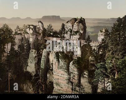 Ponte di Bastei, Staatliche Landesbildstelle Amburgo, collezione sulla storia della fotografia, stampa fotocromatica, totale: Altezza: 16.50 cm; larghezza: 22.20 cm, titolo: Recto u. l.: Titolo, timbro dello Staatliche Landesbildstelle Amburgo, fotografia di viaggio, fotografia di paesaggio, montagna, montagna Foto Stock