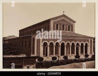 Georg Böttger, Basilica, Monaco di Baviera, carta albumina, processo positivo in bianco e nero, dimensioni immagine: Altezza: 14,80 cm; larghezza: 20,60 cm, fotografia architettonica, architettura, esterno di una chiesa, facciata (edificio della chiesa), abbazia, monastero, convento Foto Stock