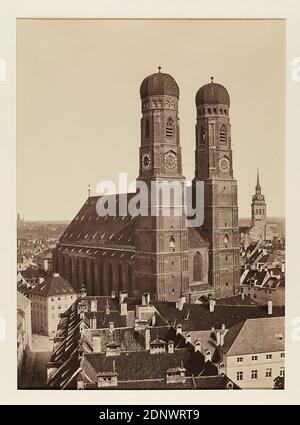 Georg Böttger, Frauenkirche, Monaco di Baviera, carta albumina, processo positivo bianco e nero, dimensioni immagine: Altezza: 20,70 cm; larghezza: 15,10 cm, fotografia architettonica, esterno di una chiesa Foto Stock