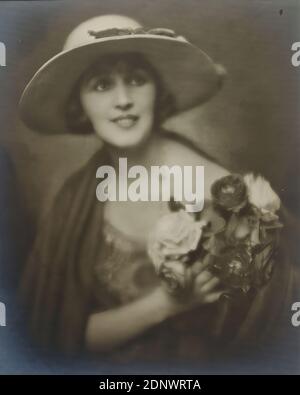 Nicola Perscheid, Lady with flowers, Staatliche Landesbildstelle Hamburg, collezione sulla storia della fotografia, carta albumina, processo positivo bianco e nero, dimensioni immagine: Altezza: 28.10 cm; larghezza: 22.40 cm, fotografia ritratto, fotografia studio/fotografia studio, ritratto a mezza lunghezza, cappello, fiori, giovane donna, ragazza Foto Stock