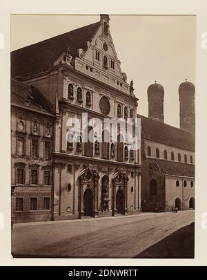 Georg Böttger, Michaelskirche, Monaco di Baviera, Germania, carta albumina, processo positivo bianco e nero, dimensioni immagine: Altezza: 18,90 cm; larghezza: 14,50 cm, fotografia architettonica, esterno di una chiesa Foto Stock