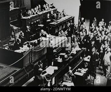 Erich Salomon, Dr. Gustav Stresemann alla Conferenza della Lega delle Nazioni durante il suo ultimo discorso del 9 settembre 1929, Staatliche Landesbildstelle Amburgo, Collezione di Storia della Fotografia, carta in gelatina d'argento, processo positivo in bianco e nero, dimensioni immagine: Altezza: 27.30 cm; larghezza: 35.00 cm, timbro: verso centro: FOTO DR. Foto Stock