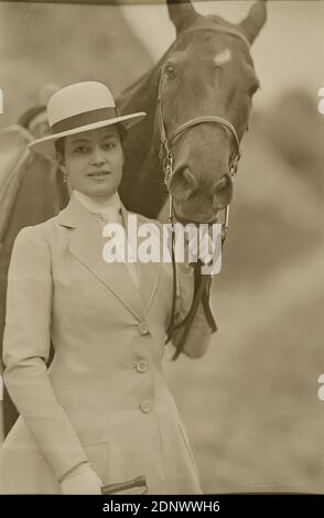 Nicola Perscheid, Ritratto di a Lady - Rider, Staatliche Landesbildstelle Amburgo, collezione sulla storia della fotografia, carta in gelatina d'argento, processo positivo in bianco e nero, dimensioni immagine: Altezza: 22.60 cm; larghezza: 14.80 cm, francobollo secco: Recto e destra: NICOLA PERSCHEID, iscrizione: Recto e sul cartone: In inchiostro marrone: ritratto di una donna, timbro di indirizzo del fotografo, fotografia ritratto, ritratto di mezza lunghezza, en face (vista frontale), equitazione, cavallo sulla rein, cavallo Foto Stock