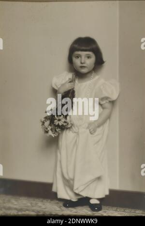 Nicola Perscheid, Portrait of a Child, Staatliche Landesbildstelle Hamburg, Collection on the History of Photography, silver gelatin paper, black and white positive process, image size: height: 22.40 cm; width: 15.50 cm, dry stamp: recto and right: NICOLA PERSCHEID, inscribed: recto and on the box: in brown ink: portrait of a child, portrait photography, studio/studio photography, full-length portrait, girl, dress, necklace, cut flowers, bouquet, container Stock Photo