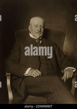 Nicola Perscheid, portrait of a gentleman, Staatliche Landesbildstelle Hamburg, collection on the history of photography, silver gelatin paper, black and white positive process, image size: height: 22.30 cm; width: 16.40 cm, dry stamp: recto and right: NICOLA PERSCHEID, inscribed: recto and on the box: in brown ink: - probably v. Wedel-Piersdorf, portrait photography, studio/studio photography, full-length portrait, en face (frontal view), sitting figure Stock Photo