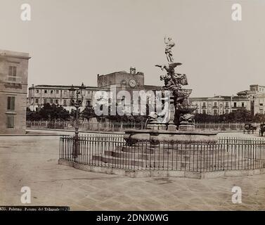 Robert Rive, Palermo. Palazzo del Tribunale, carta albumina, processo positivo bianco e nero, dimensioni immagine: Altezza: 19.8 cm; larghezza: 25.1 cm, impronta a secco: Recto e sul cartone: Robert Rive, Napoli, iscrizione: Recto e sinistra: A vista: titolo, fotografia di viaggio, fotografia architettonica, tribunale, facciata, casa, edificio, architettura, strade e piazze, scultura, plastica, arte scultorea, edificio storico, località, strada, monumenti, fontana, torri, lanterna Foto Stock