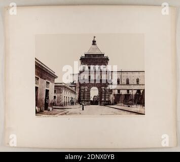 Giorgio Sommer, porta Nuova. Palermo, carta albumina, processo positivo bianco e nero, dimensioni foglio: Altezza: 18.30 cm; larghezza: 24.20 cm, inscritto: Recto e: Esposto: N. 1314. Porta Nuova. Palermo, francobollo secco: Recto u. r. sul cartone: GIORGIO SOMMER, STUDIO MONTE DI Dio 4, MAGAZZINO S. CATERINA 5, NAPOLI, inventario, fotografia di viaggio, fotografia architettonica, cinta muraria, porta della città, strade e piazze, edificio storico, località, strada, architettura, Palermo Foto Stock