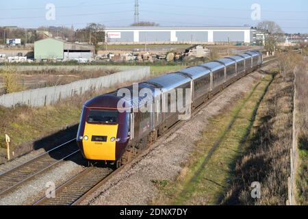 La Power Car 43208 di ex-works conduce un CrossCountry HST sul 08:08 da Edimburgo a Bristol Temple Meads passando Barton sotto Needwood Il 17 dicembre 2020 Foto Stock