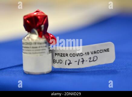 Fort Lauderdale, Florida, Stati Uniti. 17 Dicembre 2020. Una vista di una fiala di vaccino in flacone contenente il vaccino Pfizer-BioNtech COVID-19 sul tavolo il 17 dicembre 2020 a Fort Lauderdale, Florida. Il Broward Health Medical Center ha iniziato la vaccinazione di operatori sanitari di prima linea, unendosi ai sistemi ospedalieri di tutto il paese, quando è stato introdotto il vaccino Pfizer COVID-19. Credit: Mpi10/Media Punch/Alamy Live News Foto Stock