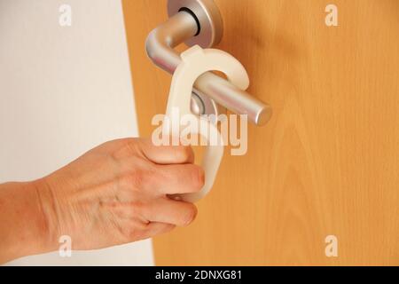 Uno strumento per aprire la porta in Corona Times Foto Stock