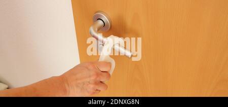 Uno strumento per aprire la porta in Corona Times Foto Stock