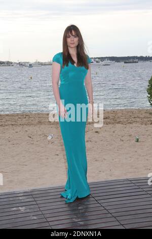 Cannes, Francia. 18 maggio 2012. L'attrice Hayley Atwell si pone per promuovere il film 'Ten Things i Hate About Life' al 65esimo Festival di Cannes sulla spiaggia di Cannes, in Francia, il 18 maggio 2012. Credit: Hubert Boesl/dpa/Alamy Live News Foto Stock