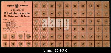 Europa, Österreich, Zeit nach dem 2. Weltkrieg, Kleiderkarte für Kinder von 1-12 Jahren , herausgegeben wahrscheinlich 1948, keine Informationen, Größe : 20,5 cm x 8,7 cm , Rechte werden nicht vertreten . / Europa, Austria, tempo dopo WW II , francobolli per prodotti tessili per bambini tra 1 e 12 anni , pubblicati probabilmente 1948, non ci sono informazioni, dimensioni: 20,5 cm x 8,7 cm , non ci sono diritti . Foto Stock