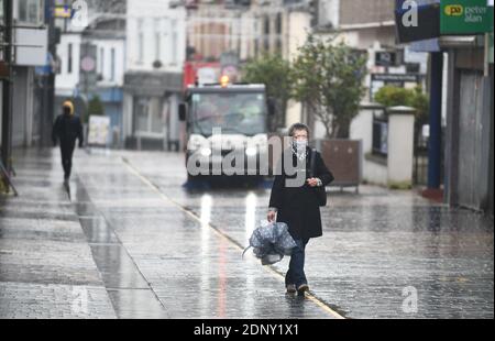 18 novembre 2020, Merthyr Tydfil, Galles. Gli acquirenti nella città di Merthyr Tydfil, nel Galles del sud, il giorno in è stato annunciato dal governo gallese, che i test di massa del coronavirus saranno effettuati nella città. Merthyr ha avuto il più alto tasso di casi nel Regno Unito durante le prime parti di novembre e le infezioni sono ancora ad un alto tasso. Foto Stock